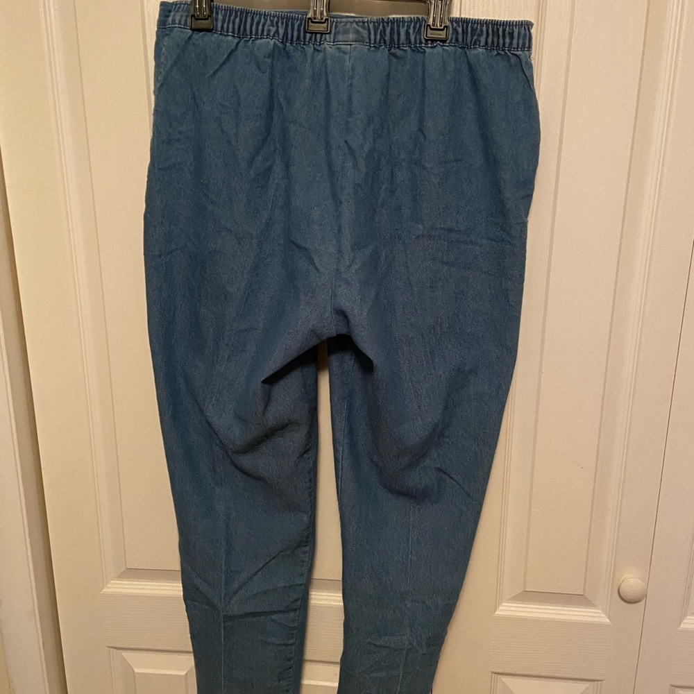 A neat pair of jeans in excellent condition. Cute touch at bottom of the leg.